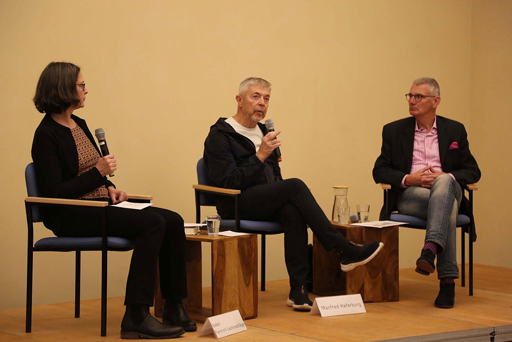 Personen auf der Bühne sprechen miteinander 